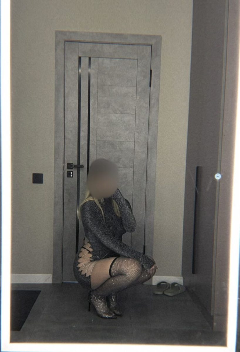 Ellona escort